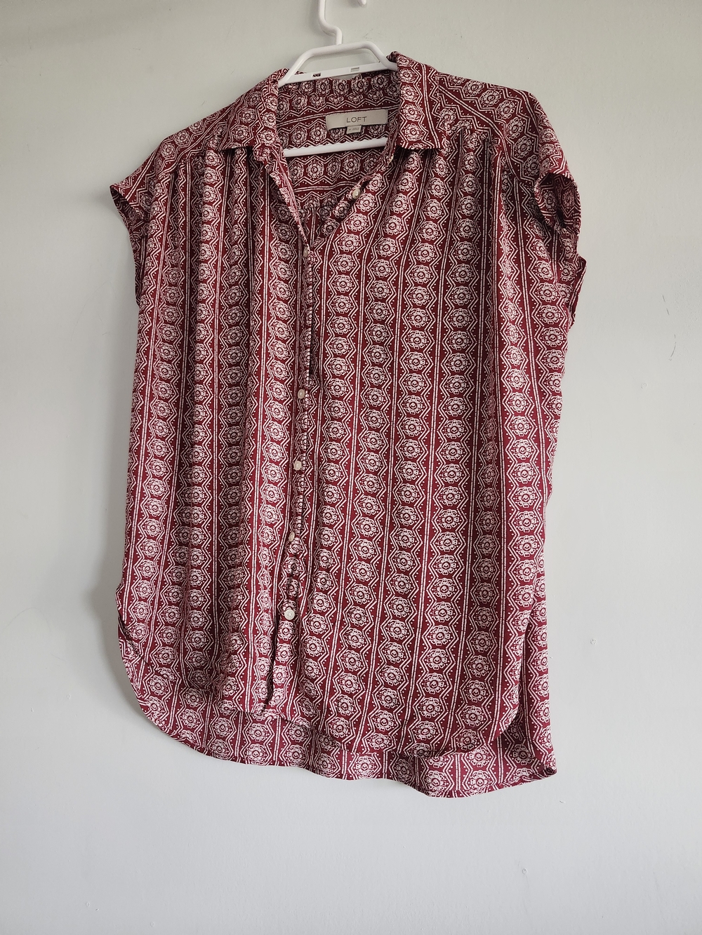 LOFT Red Patterned Blouse Medium | Flattering Short Sleeve Top